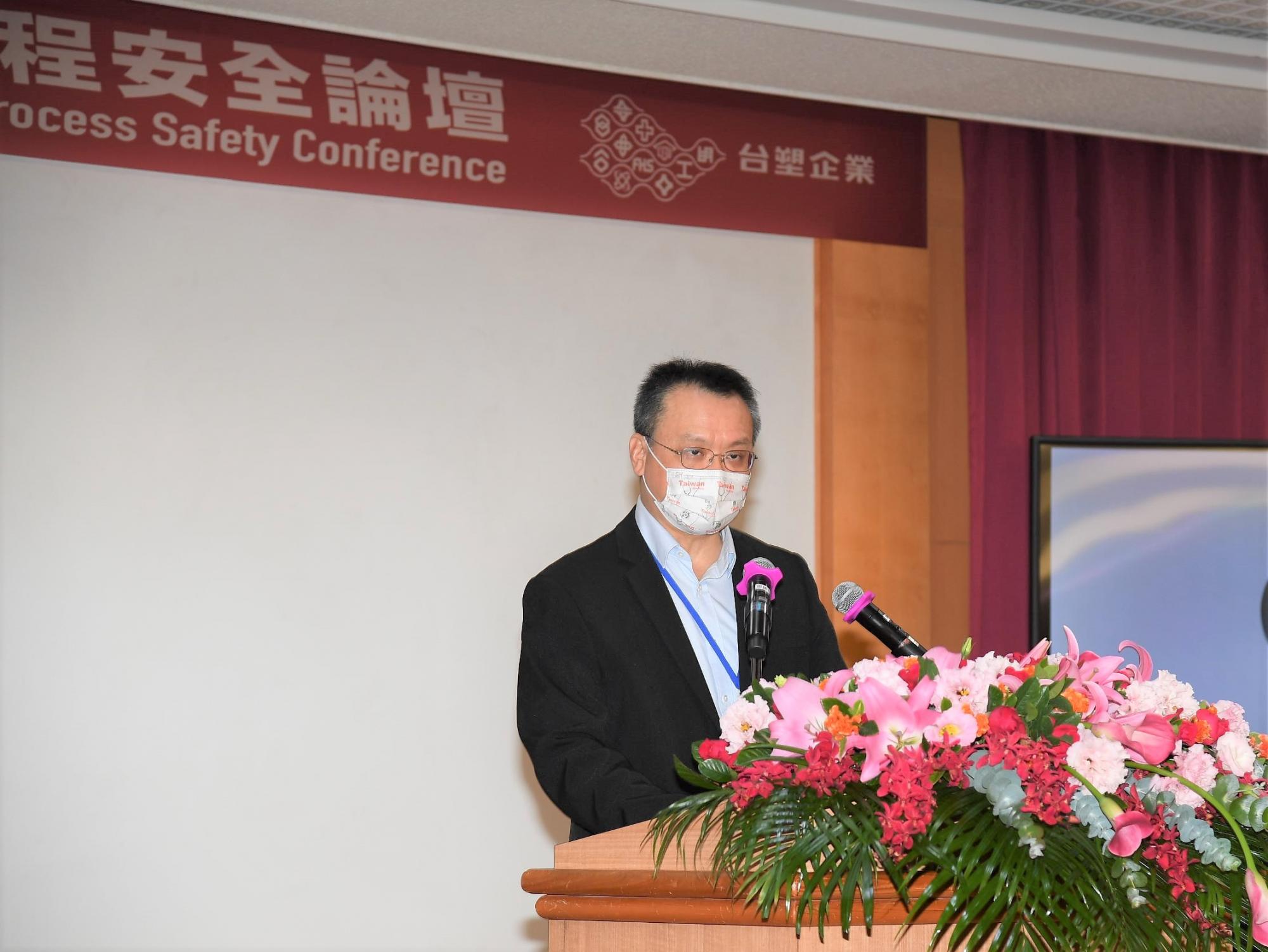 照片3 鄒子廉署長代表職業安全衛生署致詞.JPG
